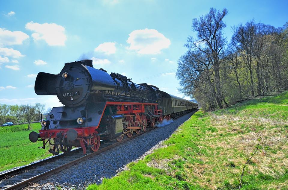 IGE Werrabahn-Eisenach 41 1144-9 mit dem RE 16277  Rotkäppchen-Express I  von Eisenach nach Freyburg, am 19.04.2015 bei Kleinjena. (Foto: Dieter Weber)