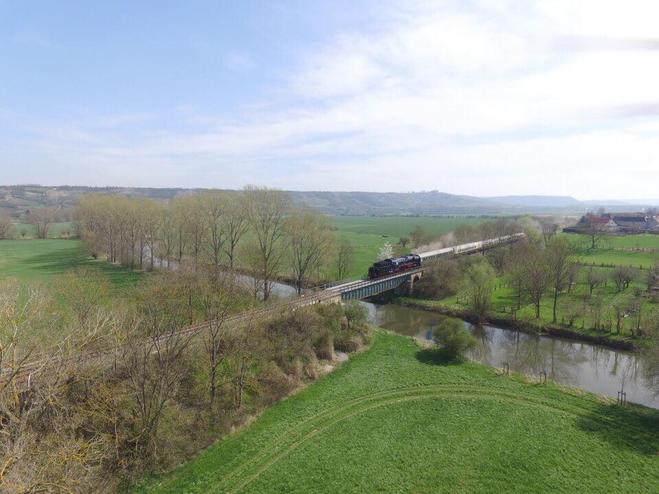IGE Werrabahn-Eisenach 41 1144-9 mit dem Lr 16991 von Freyburg nach Karsdorf, am 15.04.2018 auf der Unstrutbrücke in Kirchscheidungen. (Foto: Marko Eberling) 