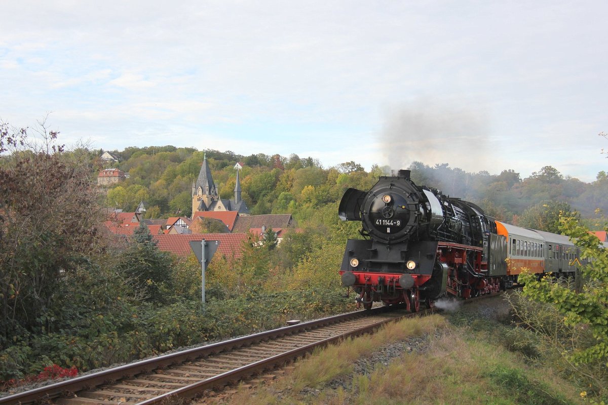 IGE Werrabahn-Eisenach 41 1144-9 mit dem RC 16992  Rotkäppchen-Express II  von Freyburg nach Eisenach, am 20.10.2019 in Roßbach. (Foto: Wolfgang Krolop)