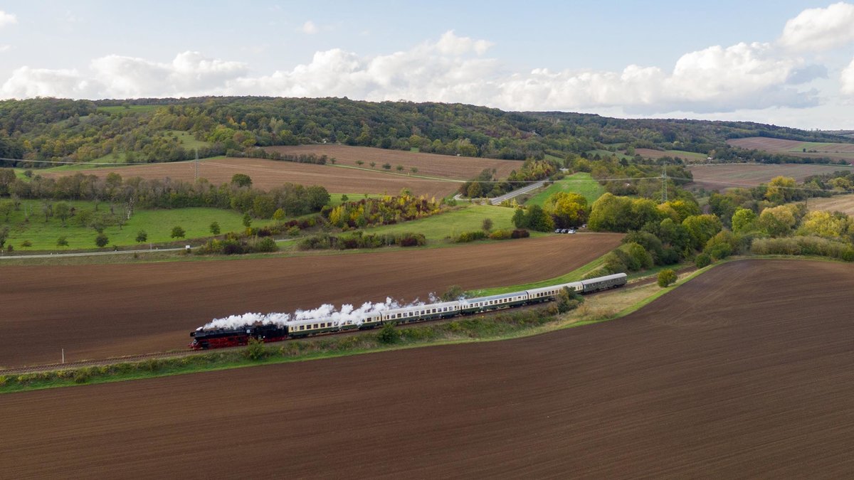 IGEW 41 1144-9 mit dem RE 16595  Rotkäppchen-Express II  von Freyburg nach Zeulenroda unt Bf, am 10.10.2020 bei Kleinjena. (Foto: Thomas Szabo)