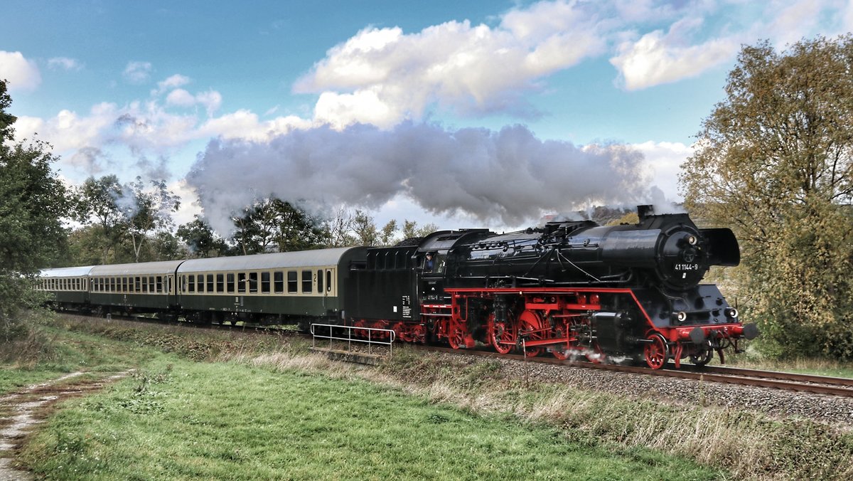 IGEW 41 1144-9 mit dem RE 16595  Rotkäppchen-Express II  von Freyburg nach Zeulenroda unt Bf, am 10.10.2020 bei Kleinjena. (Foto: Polo und Didi unterwegs)