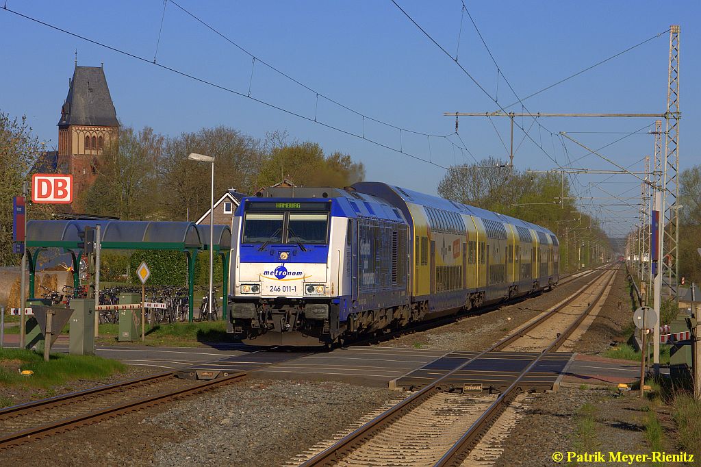 IGT 246 011 mit RE 5 nach Hamburg Hbf am 20.04.2015 in Neukloster (Kreis Stade)