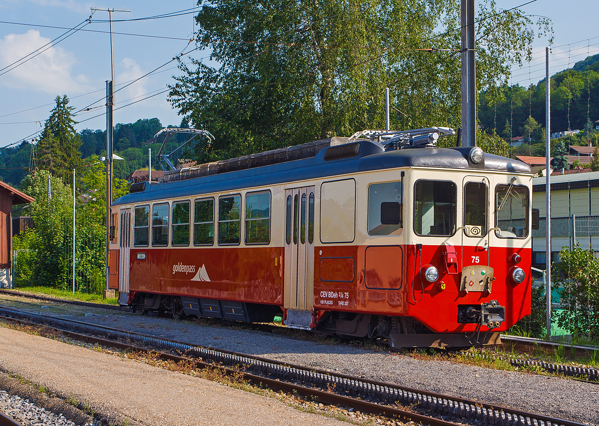 Ihn gibt es leider auch schon nicht mehr .....
Der Gepäcktriebwagen CEV BDeh 2/4 Nr. 75 der MVR (Transports Montreux–Vevey–Riviera), ex CEV (Chemins de fer électriques Veveysans) war am 27.05.2012 in Blonay abgestellt. 

Leider ist recht wenig im Netz über diese Triebwagenserie zu finden, etwas konnte ich aber zusammentragen. Die Triebwagen für den gemischten Einsatz auf Adhäsions- und Zahnradstrecken ausgerüstet. Es wurden 1970 eine Serie von 4 Stück  (Triebwagen 71 bis 74) von SWP (Schindler Waggon Pratteln) gebaut, die elektrische Ausrüstung lieferte SAAS (Société Anonyme des Ateliers de Sécheron) und die Motoren kamen von BBC. Im Jahr 1983 wurde ein fünfter (dieser Nr. 75) auch von SWP, SAAS, BBC gebaut. 

Der Triebwagen 71 wurde 1999 (als Beh2/4 71) zusammen mit dem Steuerwagen Bt 224 zum „Train des Etoiles“ umgebaut. Der Triebwagen 72 wurde 2002 zum Beh2/4 72 „Astro Pléiades“ umgebaut. Die Triebwagen 73 und 74 wurden 2017 abgebrochen (verschrottet) und der Triebwagen 75 folgte leider auch im Mai 2018. Und so sind sie auch leider verschwunden.

Die Triebwagen hatten beidseitig einen geschlossenen Führerstand, an den talseitig die Einstiegsplattform anschloss. An den bergseitigen Führerstand schloss das Gepäckabteil an, dann folgte die Einstiegsplattform. Der bergseitige Führerstand hat eine Stirnwandtüre, die dem Personal einen Wechsel in den Vorstellwagen erlaubte. Die Triebwagen hatten nur ein 2. Klasse Abteil mit 48 Sitzplätzen und 52 Stehplätze.

TECHNISCHE DATEN:
Baujahre: 1970 (71-74) und 1983 (75)
Spurweite: 1.000 mm (Schmalspur)
Achsfolge: (1 Az) (1 Az)
Zahnstangensystem: Strub
Länge über Puffer: 17.600 mm
Gewicht : 32.8 t
Höchstgeschwindigkeit :50 km/h (Adhäsion) / 22 km/h (Zahnrad)
Fahrleitungsspannung: 850 V DC (Gleichstrom)

