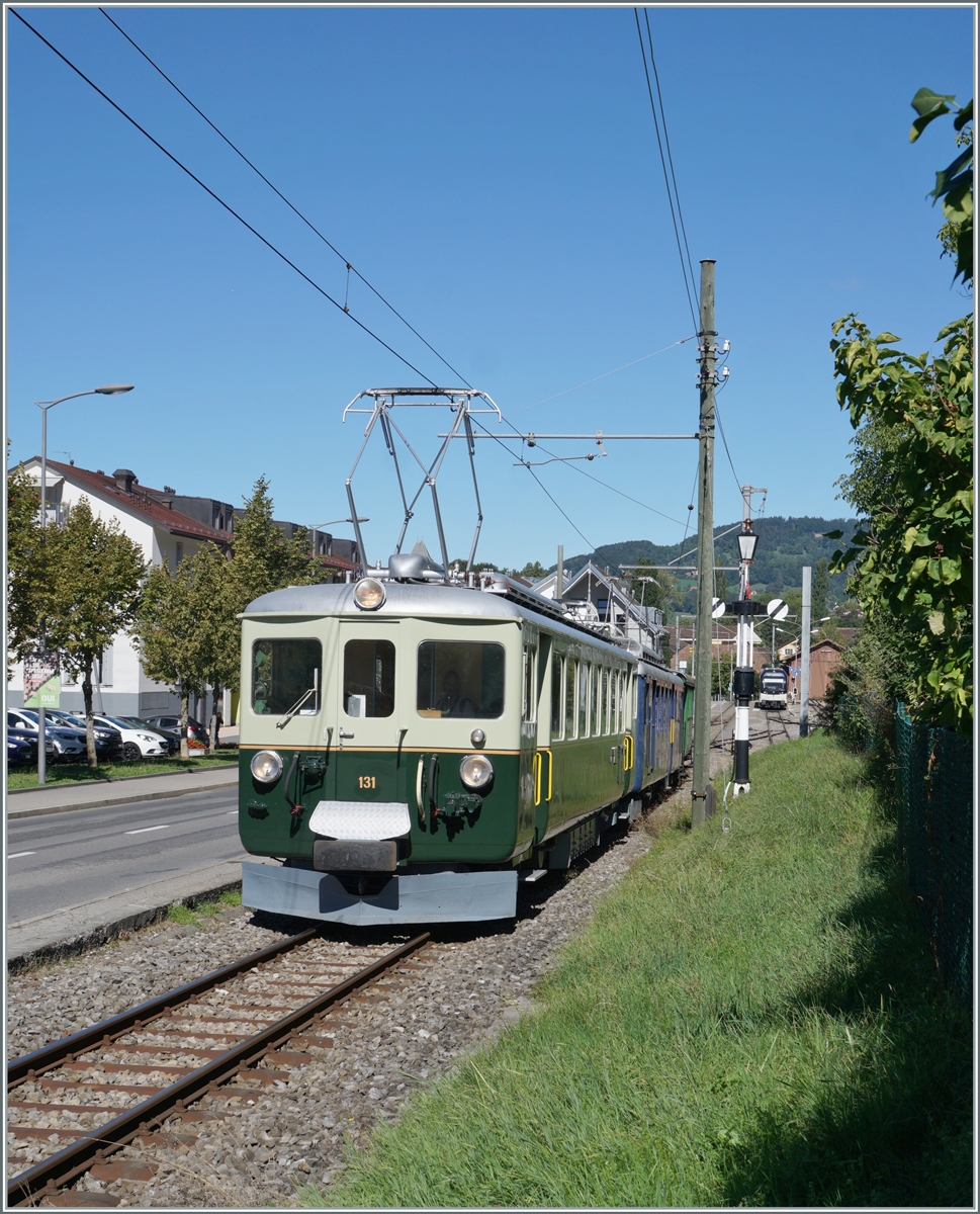  Il était une fois... les années 40 / Es war einmal: die 40er Jahre  - Eine Reise in die Vergangenheit, mit dem damals neuen GFM Ce 4/4 131 (Baujahr 1943 - heute GFM Historique) und, kaum zu sehen, dem MOB BDe 4/4 3002 bei der Ausfahrt in Blonay auf dem Weg nach Chaulin. 

11. September 2022 