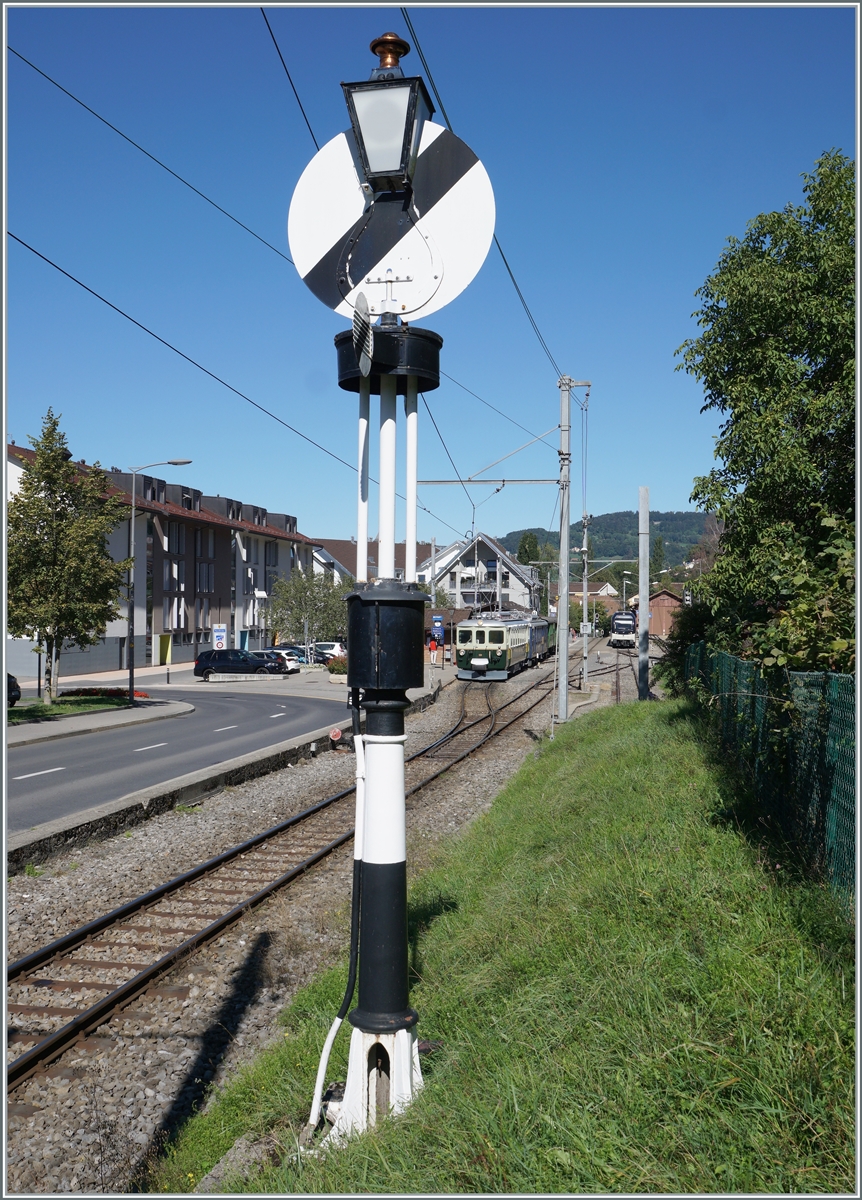  Il était une fois... les années 40 / Es war einmal: die 40er Jahre  - Im Vordergrund die Hippsche Wendescheibe als Ausfahrsignal von Blonay, im Hintergrund warten der GFM Ce 4/4 131 (Baujahr 1943 - heute GFM Historique) und der MOB BDe 4/4 3002 auf die Abfahrt. 

11. September 2022