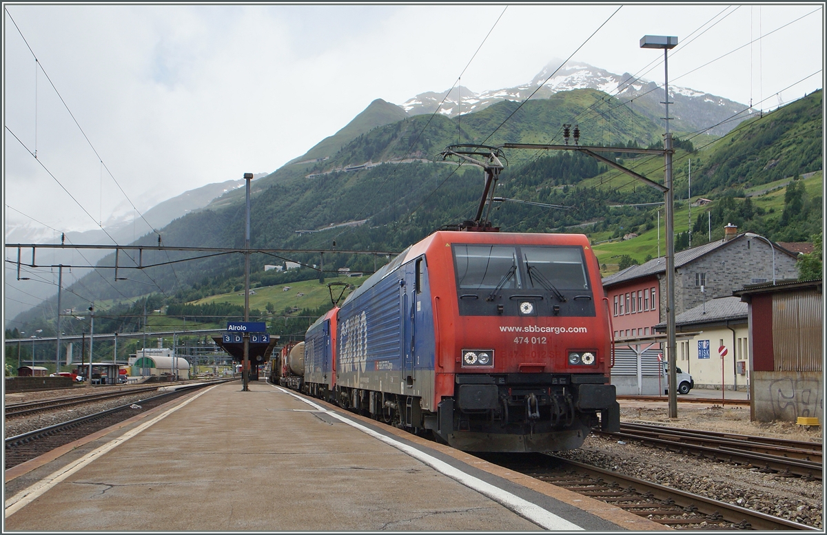  Il San Gottardo  heisst hier in Airolo das wolkenverhangene Gebirge im Hintergrund, welches die beiden Re 474 012 und 013 gerade durch den Gotthardtunnel unterfahren haben. Der etwas böige Nordwind vertrieb zumindest in Airolo die angekündigten 27°, die ich dann am späten Nachmittag in Locarno fand.
23. Juni 2015