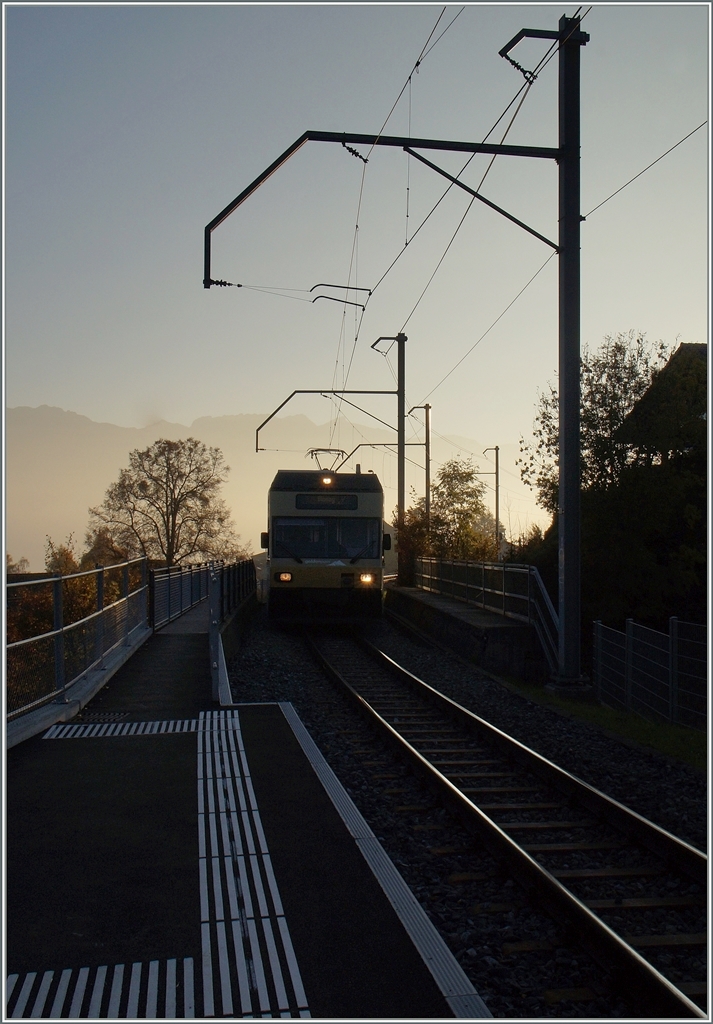 Im Abendlichen Gegenlicht erreicht ein CEV MVR GTW Be 2/6 die Haltestelle Château d'Hauteville. 

2. Nov. 2015