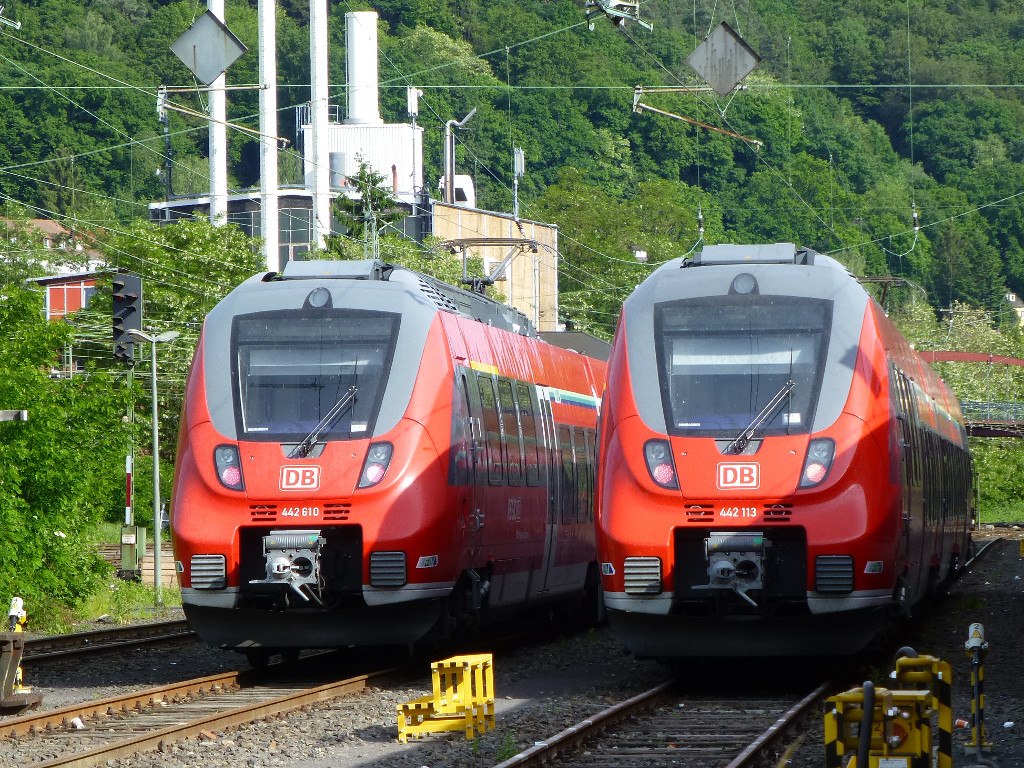 Im Abstellbereich des Bahnhofes stehen am 25.5.14. neben Dosto-Garnituren auch diese Talents (442 610 & 113)