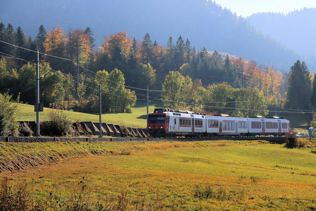 Im Anschluss an Stefans eindrucksvolle Studien der Linie ins Vallée de Joux und dem Ende ihres Domino-Taktverkehrs hier noch einige Eindrücke vom unteren Streckenabschnitt bei Le Day mit seiner markanten Panzersperre. 19.Oktober 2021 