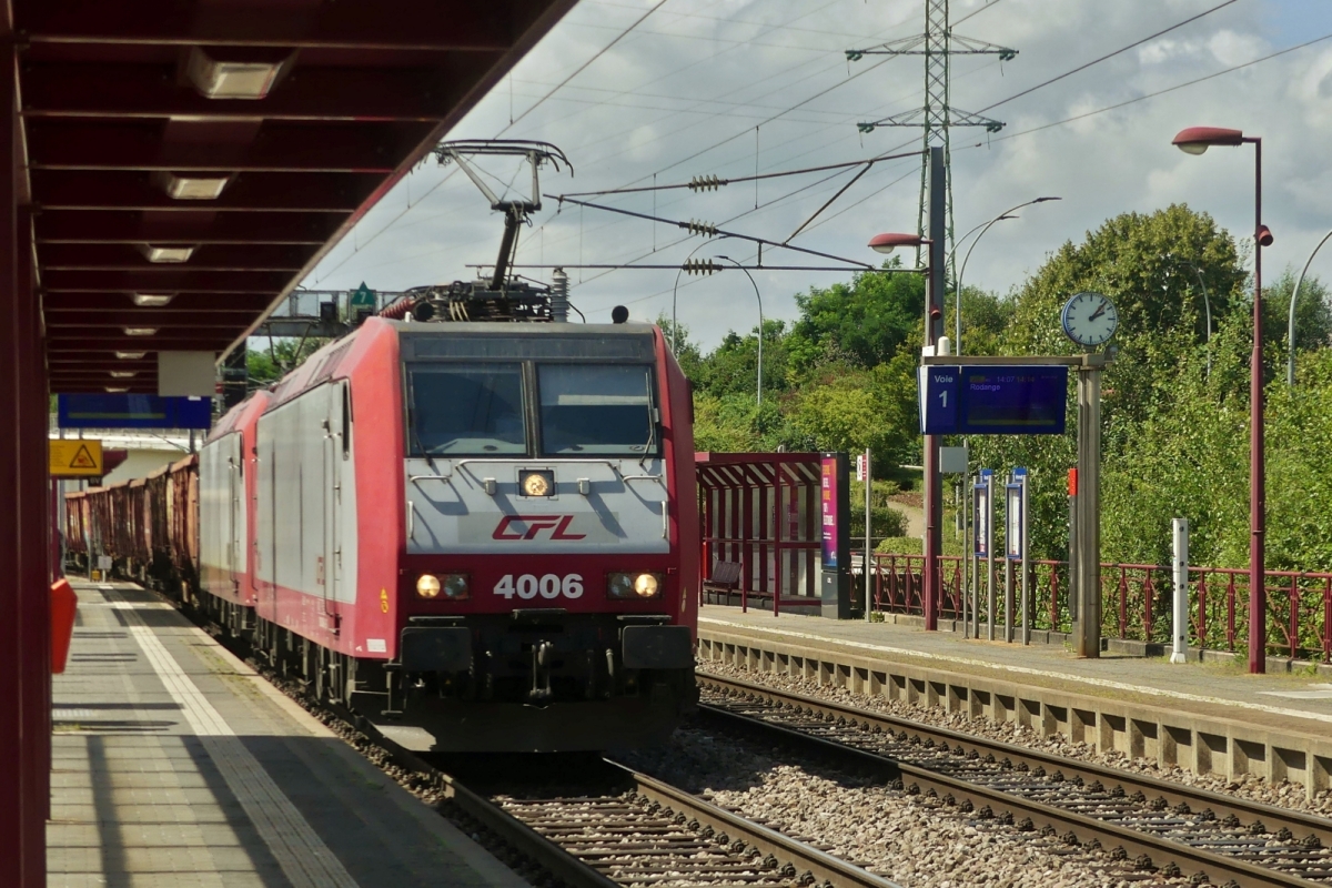 Im Bahnhof von Rodange haben die Lok's umgesetzt, nun zieht CFL Lok 4006 mit 4001 den kurzen Güterzug nach Petange. 08.08.2024