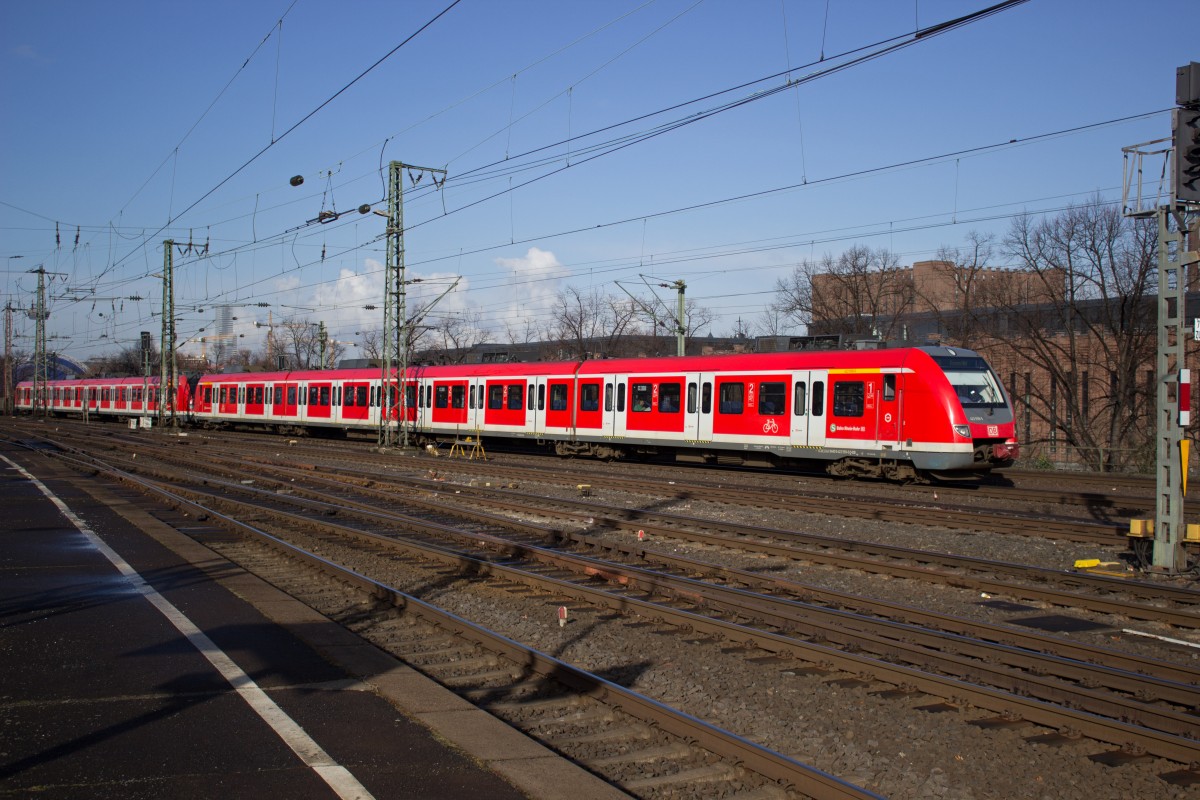 Im Dezember 2014 wechseten die Triebwagen der Baureihe 422 von der S8 auf die S6, wo sie nun zwischen Köln und Essen im Einsatz sind. 422 059 und 080 erreichen am 25.02.2015 den Bahnhof Köln-Messe/Deutz.