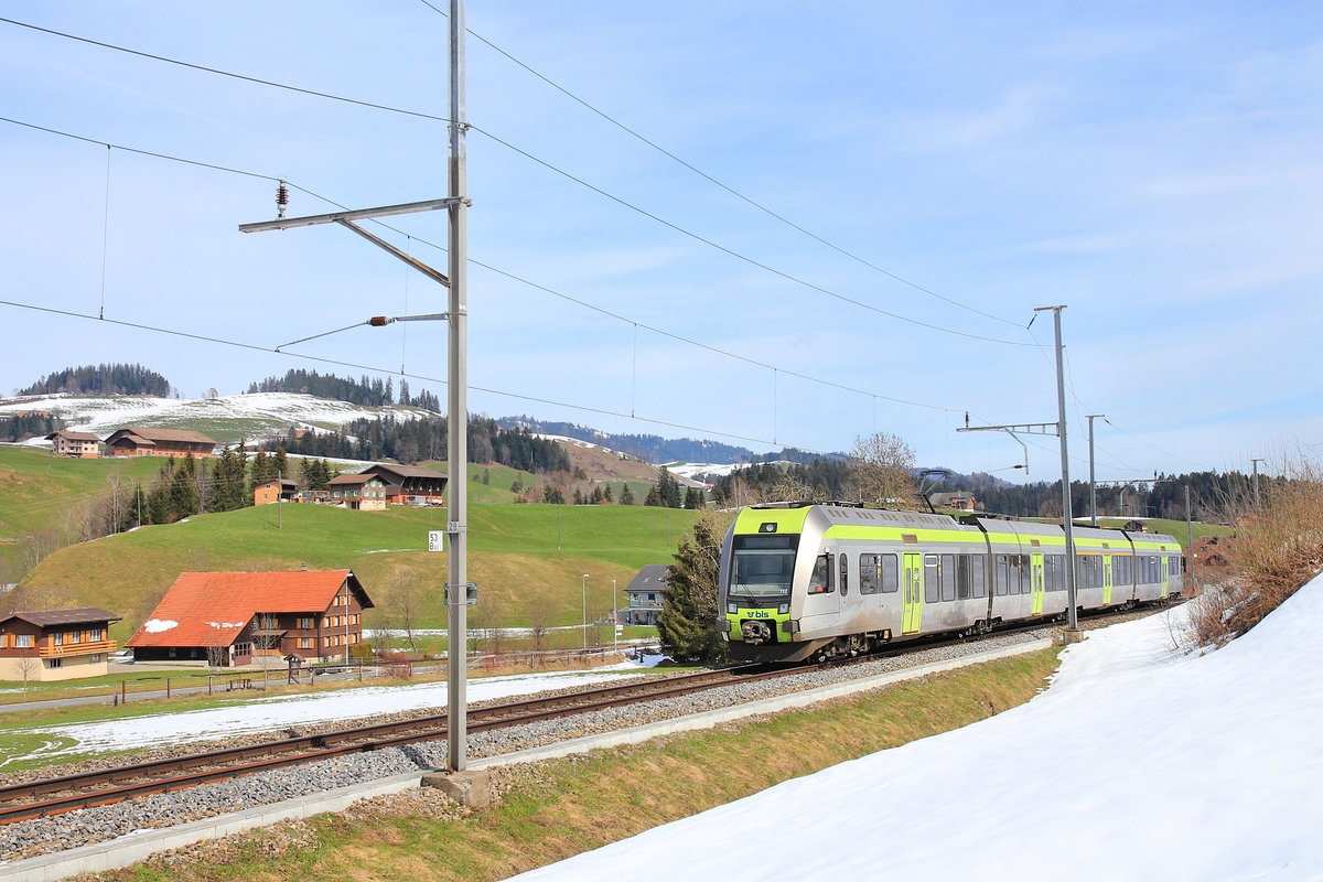 Im Entlebuch: Typische Landschaft im Entlebuch, mit BLS  Lötschberger  112 als S6 zwischen Escholzmatt und Schüpfheim. 25.März 2021 