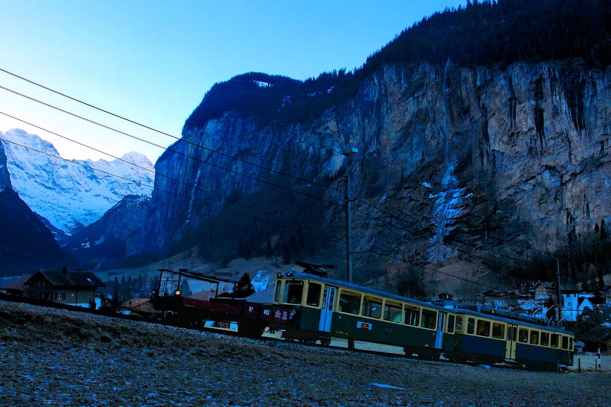 Im ersten  Morgenrot auf den Bergen fährt Komposition 116 ins noch dunkle Lauterbrunnental hinunter. 13.Januar 2018 