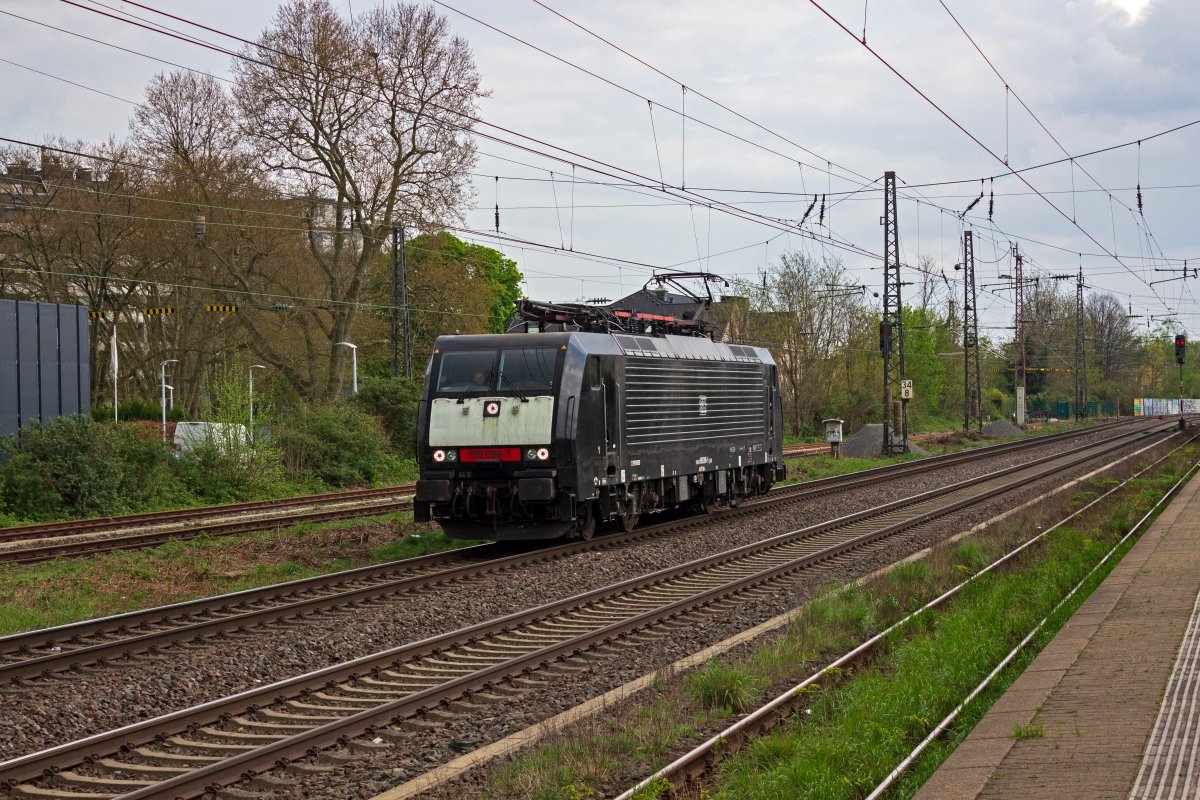 Im Fahrzeugpark von DB Cargo gibt es hufiger Verkufe, Vermietungen und Rckkufe, die teilweise ziemlich verwirrend sein knnen. So wurden die Lokomotiven 189 090 - 189 099 schon vor vielen Jahren an MRCE verkauft und zurckgemietet - bis der Vermieter Eigenbedarf anmeldete und die Loks anderen Unternehmen zur Verfgung stellte. Im Lufe des Jahres 2021 wurden die 10 Loks im Tausch gegen noch fast neue Lokomotiven der Baureihe 187 von DB Cargo wieder zurckgekauft. Eine dieser Loks ist 189 096, die am 14.04.22 noch in der schwarzen MRCE-Lackierung solo in Hilden unterwegs war.