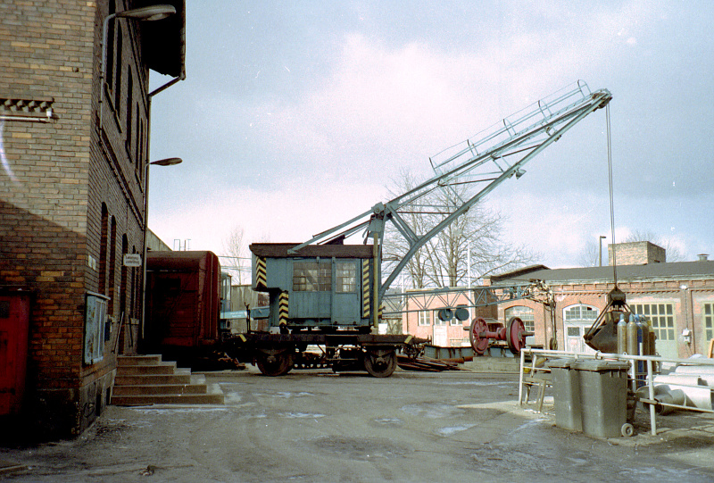 Im früheren Bw Naumburg gab es diesen urtümlichen Kohlekran. Dieser wurde genutzt um die beiden Heizkessel im Heizhaus mit Kohle zu versorgen. Betrieben wurde er mit Strom. Das Stromkabel war seitlich angeschlossen und somit konnte der Kran durch die  Verlängerungsschnur  auf dem Gleis hin und her fahren. Ein gleicher (oder sogar derselbe Kran?) wurde in Weißenfels eingesetzt! Das Naumburger Urgetüm hat glücklicherweise die Umbrüche und den Abbruch des Naumburger Bw´s überstanden und steht heute im Arnstädter Museums Bw! Anfangs diente er noch zu Bekohlung der Museumsloks und durfte sich auch ein paar Meter auf eigenem Gleis bewegen!
Ob er noch betriebsfähig ist, entzieht sich meiner Kenntnis! Auch wird er nirgends auf den Arnstädter Internet-Seiten mit angegeben....
Schade, er hätte es verdient...; 18.02.1993 (Text & Foto: Jörg Berthold)