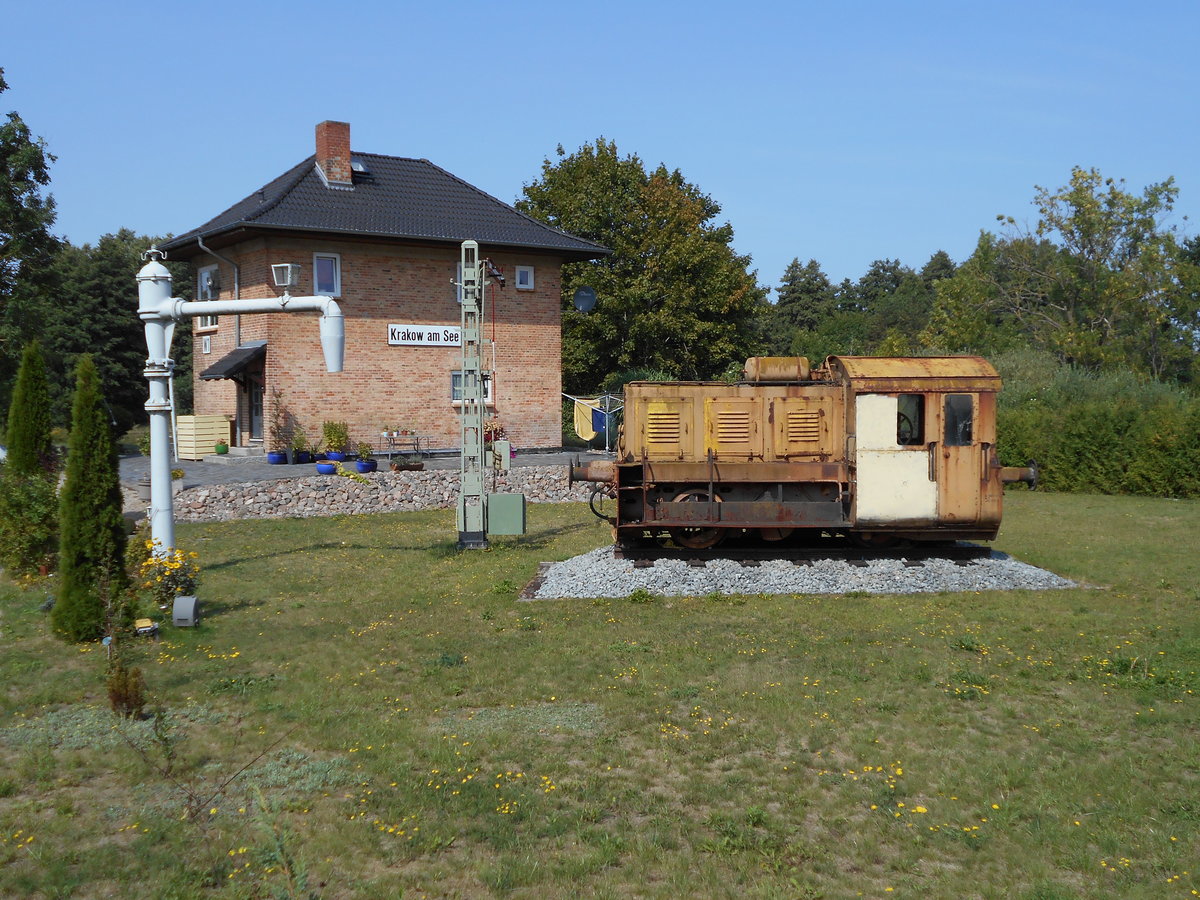 Im Garten vom ehemaligen Stellwerk in Krakow am See steht diese Werklok.Aufnahme am 29.August 2018.