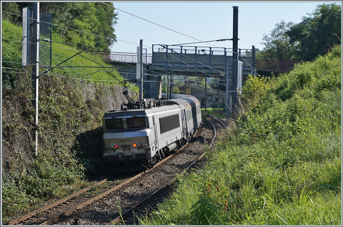 Im Gegenlicht schiebt die SNCF BB 22353 ihren TER von Lyon nach Genève in Richtung Grenze, die in Kürze erreicht wird.

6. Sept. 2021