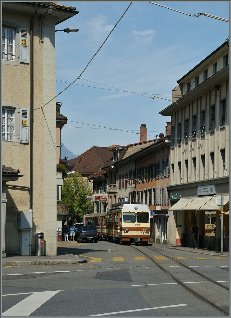 Im Gegensatz zur AOMC verlaufen die ersten Kilometer der A-L und ASD in Aigle nicht eigentrassiert auf der Strasse; hier ist der A-L Beh 4/4 311 in den engen Strassen der Altstadt von Aigle zu sehen. 
22. Aug. 2013