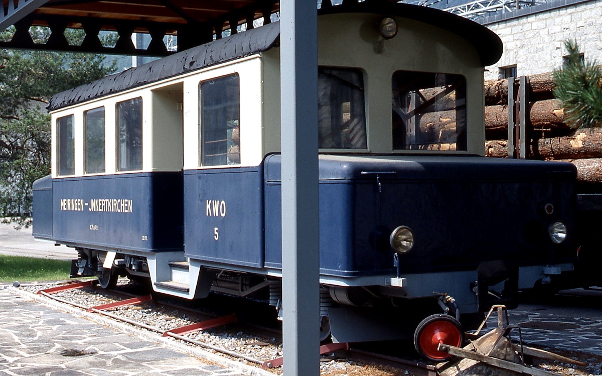 Im Jahre 1923 bauten die Kraftwerke Oberhasli A.G. eine meterspurige Anschlubahn von Meiringen nach Innertkirchen zur Versorgung ihrer Kraftwerksanlagen. Nachdem zunchst nur Mitarbeiter und deren Angehrige befrdert wurden, nahm die Bahn 1946 den ffentlichen Personenverkehr auf. Dafr standen insgesamt drei Akkutriebwagen zur Verfgung, die bis zur Elektrifizierung 1977 in Dienst standen. Im Mai 1981 erinnerte der BDa 2/2 5 zwar halbwegs vor der Witterung geschtzt, aber fotografenunfreundlich in Innertkirchen an die Zeit vor der Elektrifizierung.
