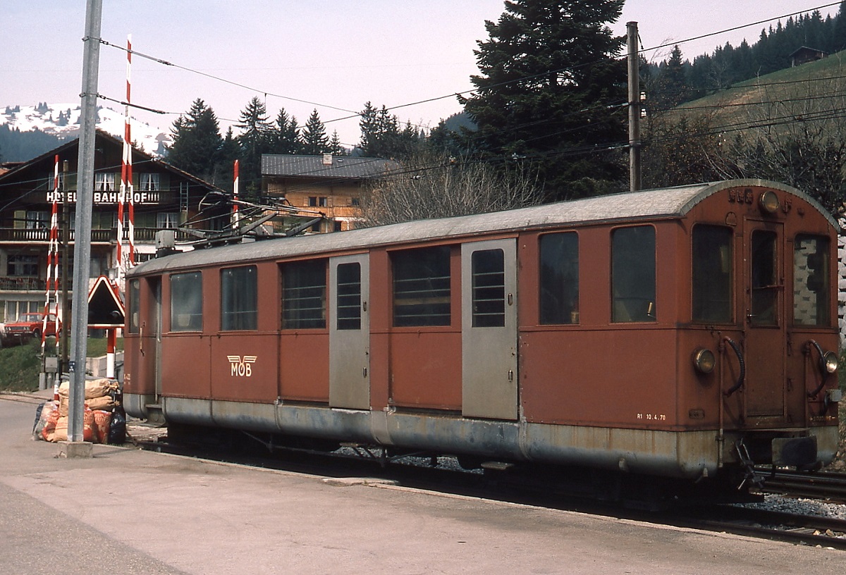 Im Juli 1983 ist der 1906 in Dienst gestellte Xe 4/4 22 der MOB in Schnried abgestellt