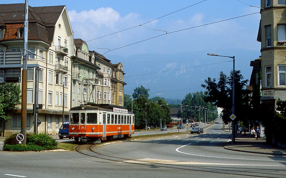 Im Juli 1983 kommt der SNB-Be 4/4 86 am Bahnhof Solothurn an