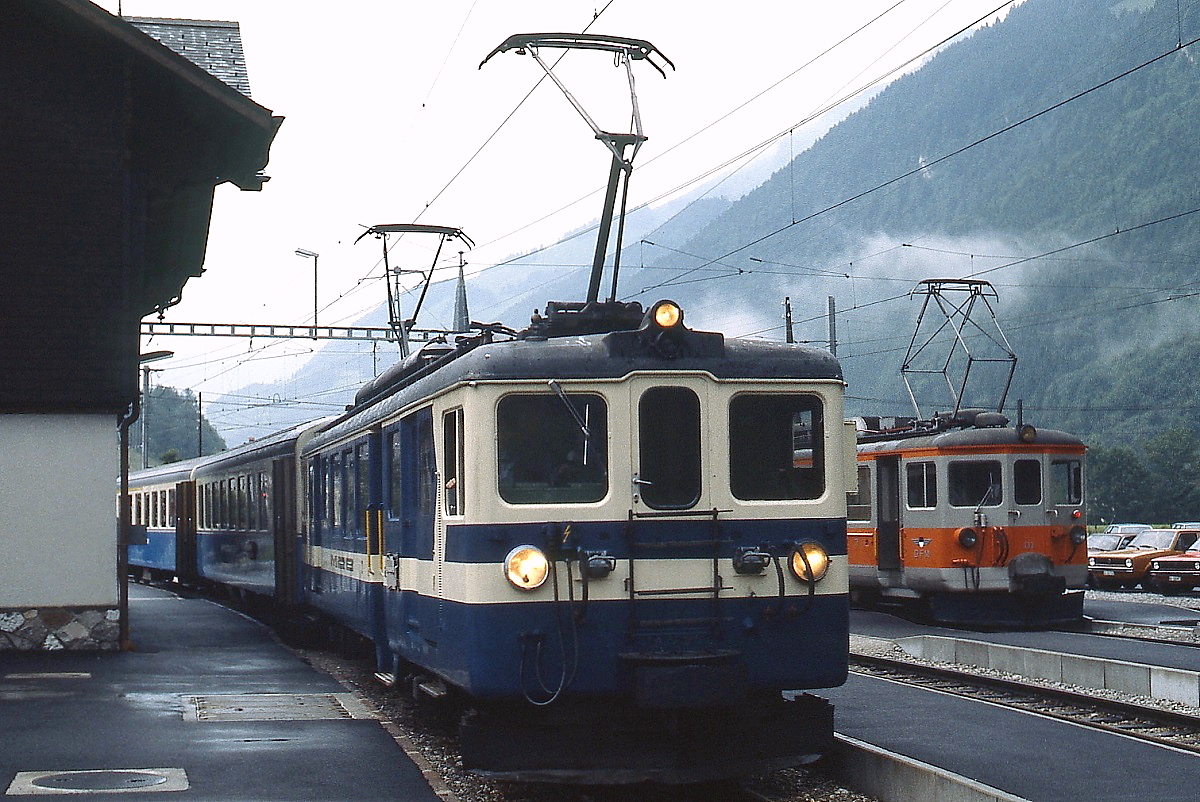 Im Juli 1983 trifft der BDe 4/4 3005 oder 3006 der MOB im Bahnhof Montbovon auf den Be 4/4 133 der GFM