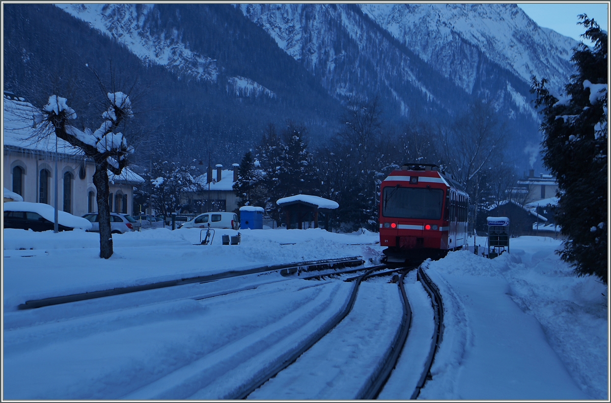 Im kalten, schattigen Tal verlässt der TER 18908 Chamonix Richtung St-Gervais-Le-Fayet.
10. Feb. 2015