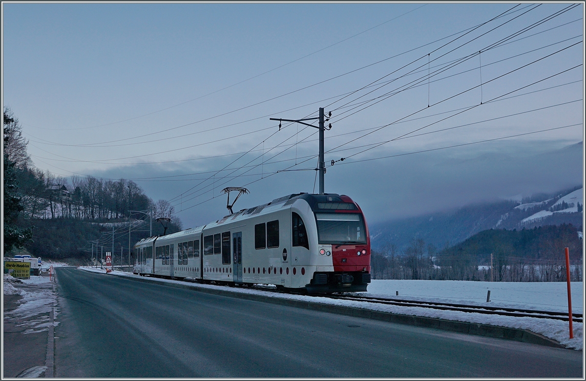 Im kalten Tal dem Mittellandnebel entgegen; der TPF ABe 2/4 - B - Be 2/4 101 ist kurz nach Neirivue auf der Fahrt in Richtung Bulle

11. Jan. 2021