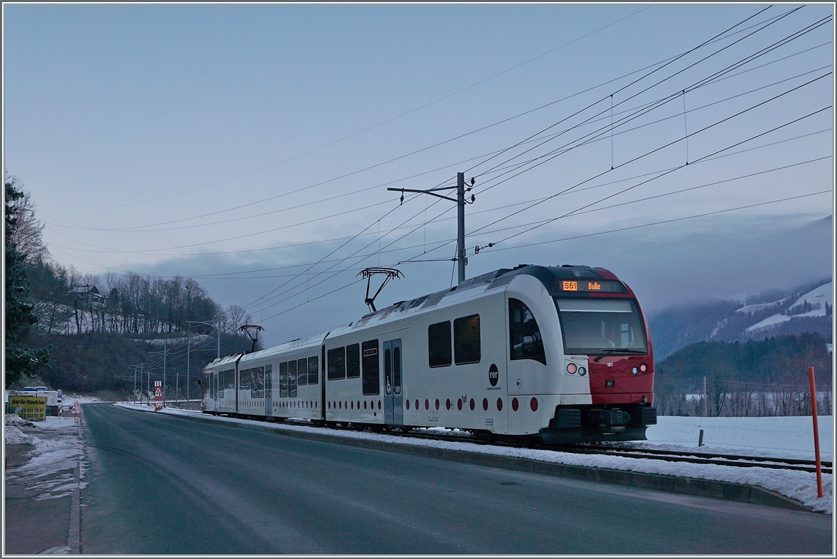 Im kalten Tal dem Mittellandnebel entgegen; der TPF ABe 2/4 - B - Be 2/4 101 ist kurz nach Neirivue auf der Fahrt in Richtung Bulle.

11. Jan. 2021