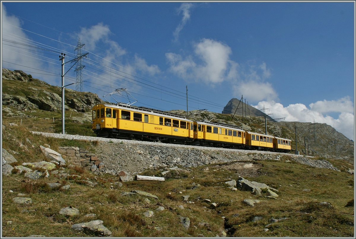 Im klassischen Bernina-Bahn-Gelb zeigen sich die beiden ABe 4/4 N 30 und 35 mit zwei B2 auf der Fahrt Richtung Norden kurz von Bernina Ospizio.
10 Sept. 2011 
