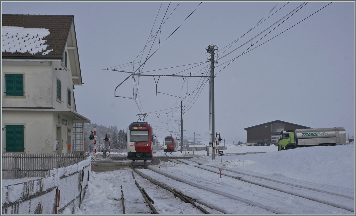 Im kleinen Bahnhof von Les Verrerie kreuzen sich die TPF Regionalzüge der S60 (Bulle-Palèzieux) stündlich. 

22. Dez. 2021