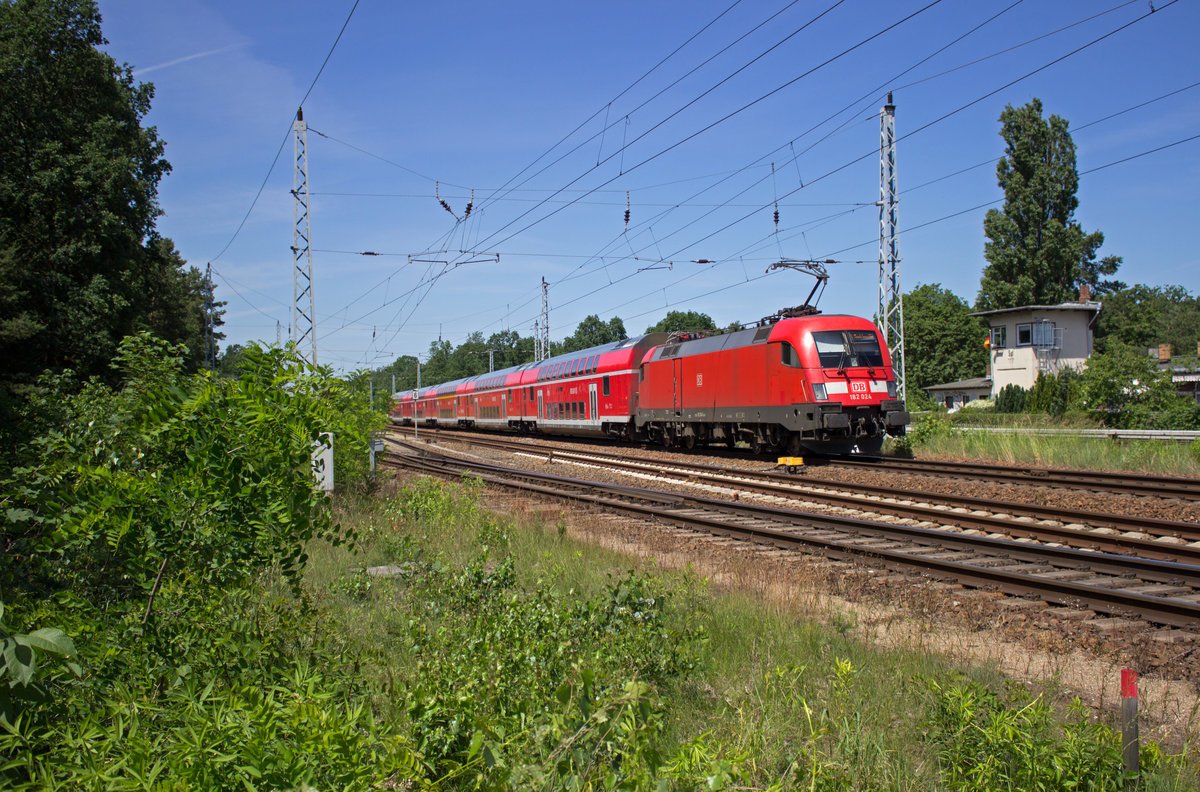 Im letzten Jahr, im Vorgriff auf die Betriebsaufnahme von Abellio in Thüringen, siedelte die langjährige Erfurter 182 024 zusammen mit ihrer Schwester 025 nach Cottbus um und fand dort Asyl vor (bzw. in diesem Fall hinter) den Doppelstockzügen des RE1.