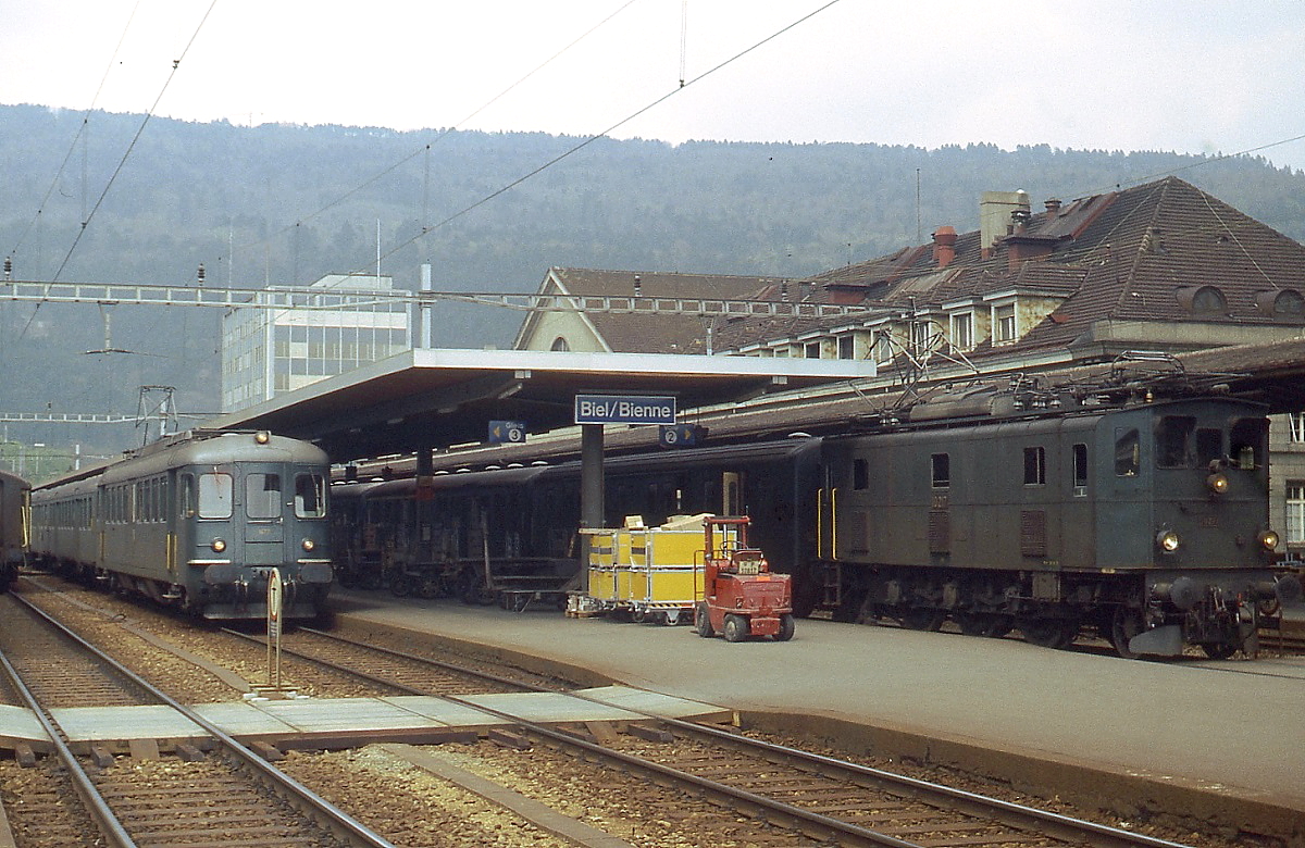 Im Mai 1980 begenen sich im Bahnhof Biel ein RBe 4/4 und die Ae 3/5 10217. Zwischen 1922 und 1925 wurden insgesamt 26 Ae 3/5 fr den Schnellzugdienst auf Flachlandstrecken beschafft, die letzten standen bis 1983 im Dienst.