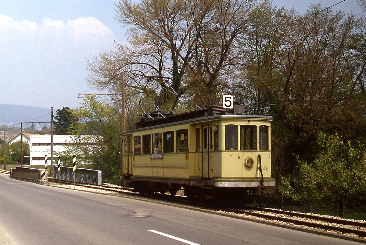 Im Mai 1980 fhrt der Be 2/4 46 auf der 1984 stillgelegten Stichstrecke von Cortaillod nach Areuse