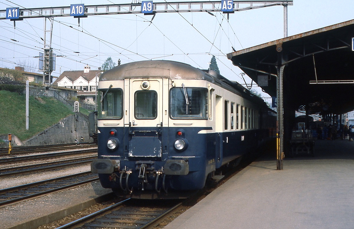 Im Mai 1981 steht dieser ABDe 4/8 der BLS abfahrbereit im Bahnhof Spiez