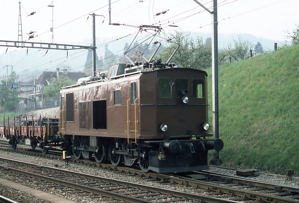 Im Mai 1981 versah die Ce 4/4 313 der BLS den Rangierdienst in Spiez