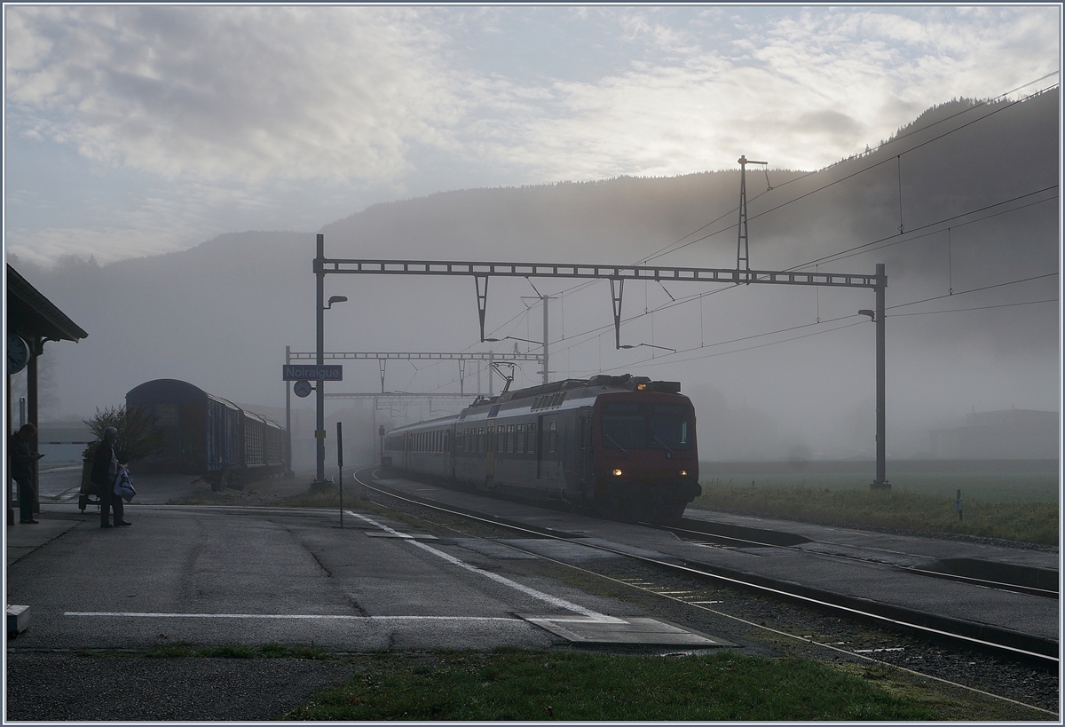 Im Morgennebel ist der SBB NPZ als RE Neuchâtel - Frasne (TGV Anschluss nach Paris) bei Noiraigue unterwegs.

5. Nov. 2019 

