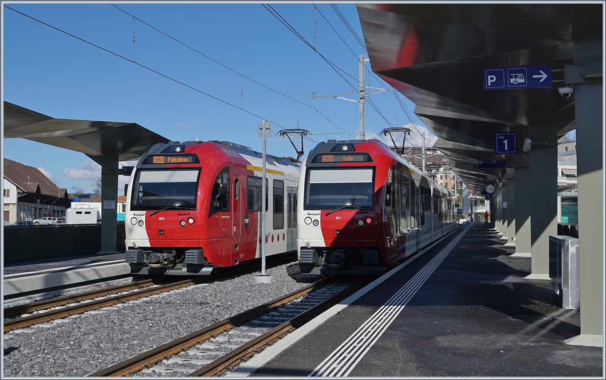 Im neuen Bahnhof von Châtel St-Denis kreuzen sich die TPF SURF Regionalzug von Palézieux nach Bulle. 

5. Feb. 2020