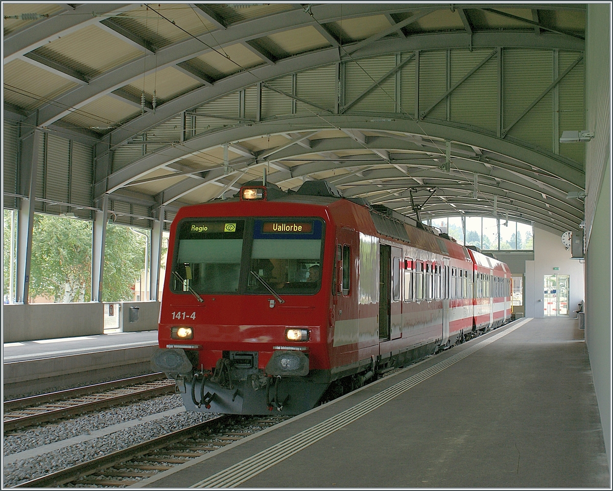 Im  neuen  Bahnhof von Le Brassus wartet der CJ RBDe 560 141-4  La Vouivre  (ex SBB RBDe 560 002-8  Sempach Neuenkirch ) mit Bt als Regionalzug nach Vallorbe auf die Abfahrt.

16. August 2009