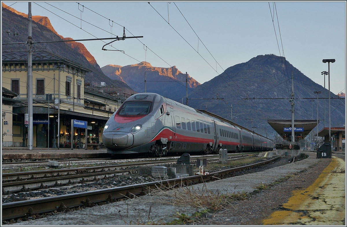 Im noch schattigen Domodossola wartet der FS Trenitalia ETR 610 011 als EC 35 von Genève nach Milano auf die baldige Weiterfahrt. 

28. Oktober 2021