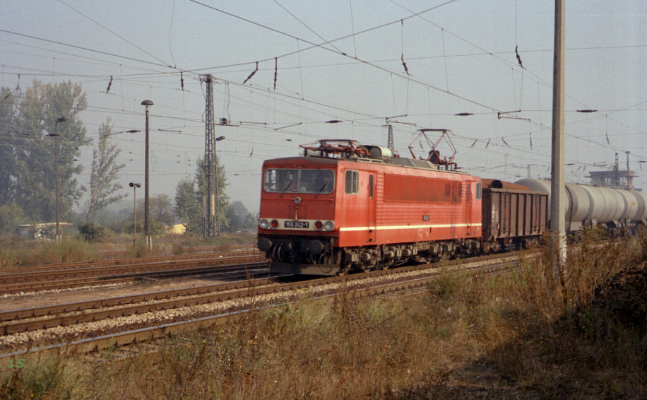 Im Oktober 1991 war die DR 155 242-1 in Naumburg Hbf mit einem G�terzug in Richtung Bad K�sen unterwegs. (Foto: J�rg Berthold)