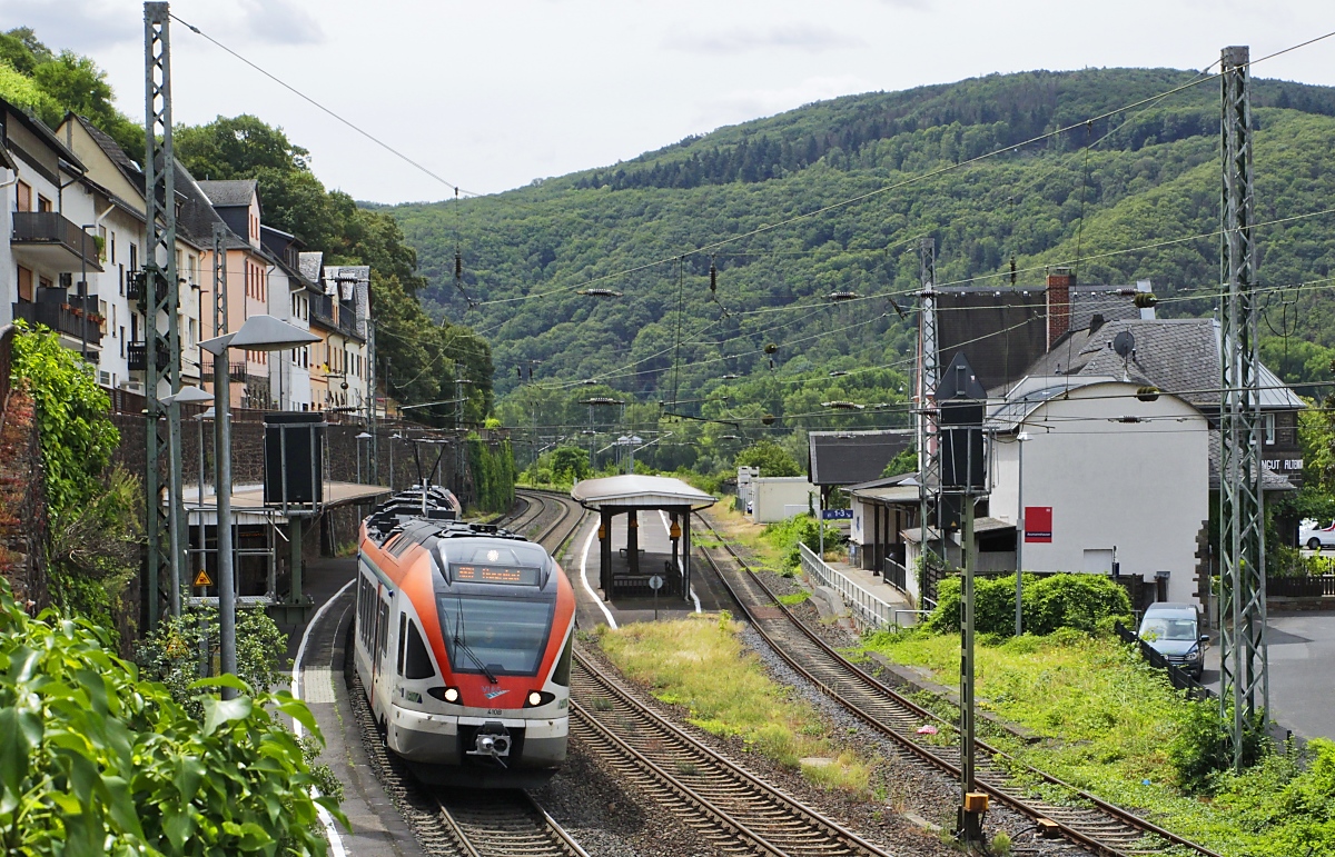 Im Personenverkehr auf der rechten Rheinstrecke werden Flirt-Triebwagen von VIAS als RB 10 Frankfurt/Main - Neuwied eingesetzt. Die Züge nehmen nicht den direkten Weg von Oberlahnstein nach Neuwied, sondern fahren über Koblenz, dafür überqueren sie zweimal den Rhein. Hier verlässt der Flirt 410 am 27.06.2023 auf dem Weg nach Norden den Bahnhof Assmannshausen.