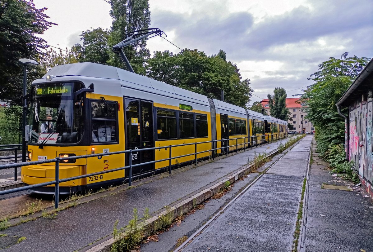 Im regulren Betrieb werden die Berliner GTZ uerst selten als Zugverband eingesetzt. Doch im Rahmen der Ausbildung auf diesem Fahrzeug wird dennoch die Berechtigung fr diese Kombination erworben. Im Sommer 2021 steht Wagen 2232 mit einem weiteren GTZ als Fahrschule in der Gleisschleife Friedrich-Ludwig-Jahnsportpark. 