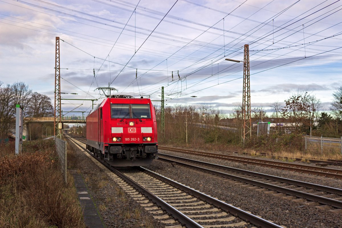 Im Ruhrgebiet sind immer zahlreiche Lokleerfahrten zu beobachten. Am 27.12.21 rollte 185 262 ohne Anhngelast durch Lintorf.