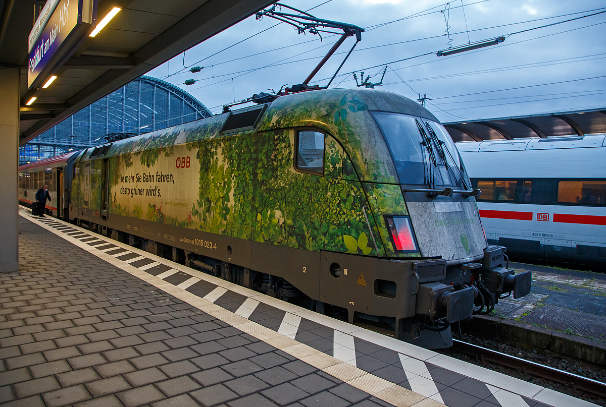 Im Sandwich, geführt von der ÖBB 1116 274 und nach geschoben von der ÖBB 1016 023, erreicht der IC 2298 von Stuttgart Hbf am Morgen des 26.10.2021 den Endbahnhof Frankfurt am Main Hauptbahnhof. Gleichdrauf wird er als EC 113 nach Klagenfurt Hbf bereitgestellt. Wir fahren bis Stuttgart Hbf mit. 

Hier die Taurus I ÖBB 1016 023 mit Werbung „ÖBB Green Point“ (91 81 1016 023-4 A-ÖBB) für den IC 2298 war sie Schublok, für den EC 113 wir sie bis Stuttgart Hbf Zuglok sein. Sie wurde 2000 vom Siemens-TS Werk in Linz unter der Fabriknummer 20371 gebaut und an die ÖBB - Österreichische Bundesbahnen geliefert.