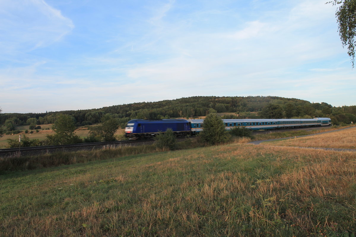 Im sanften Schlonz-Licht zieht ER20 001 mit dem ALX84113 Mnchen - Hof kurz vor Marktredwitz seinem Ziel entgegen. 12.08.18