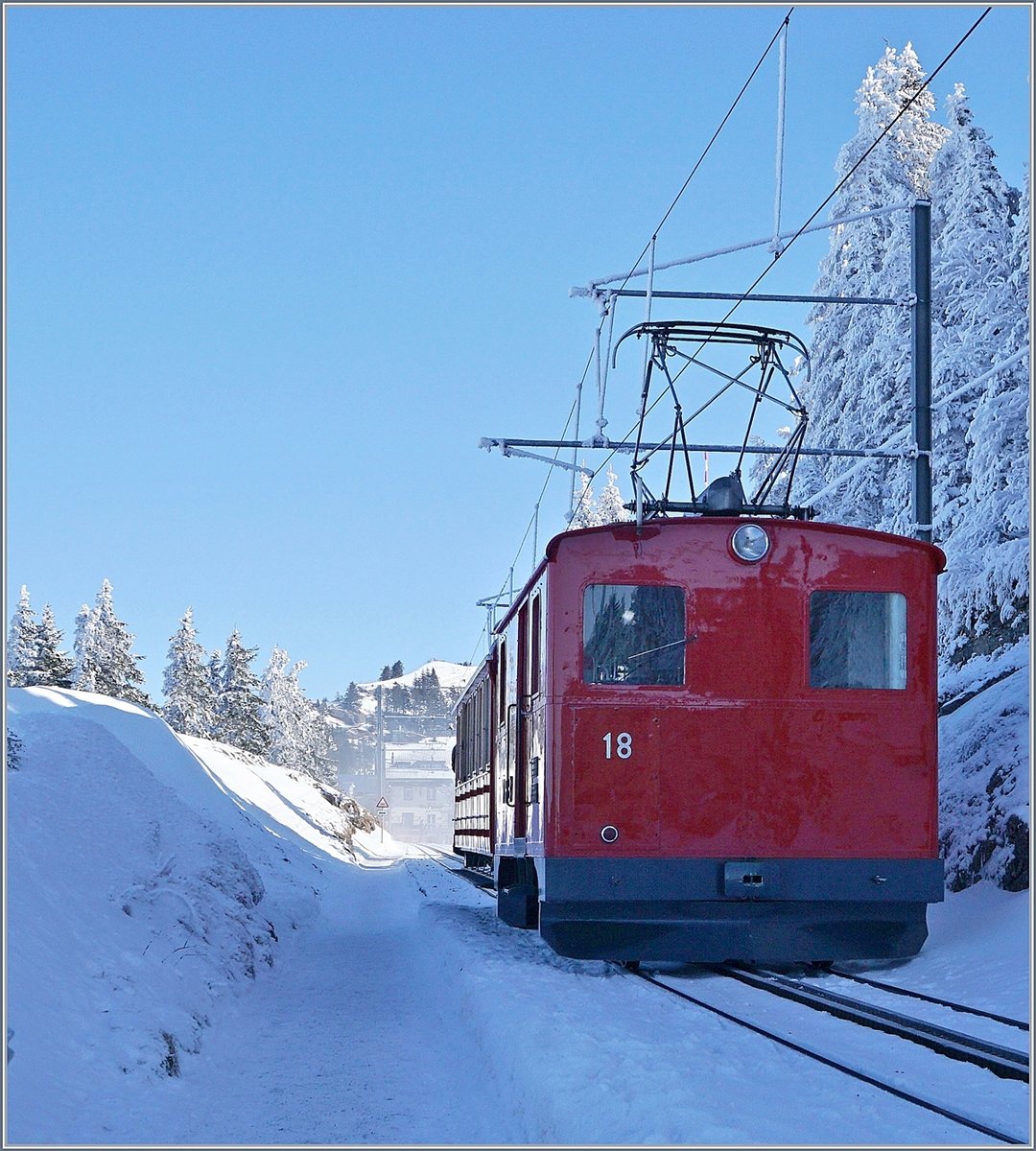 Im Schatten zwischen Rigi Staffel und Staffelhhe zeigt sich die  Gterlok  He 2/2 N 18. Die Lok wurde 1938 in Betreib genommen und von SLM/BBC gebaut. Wie die Treibwagen aus jener Zeit, darf die He 2/2 18 bergwrts mit 18 km/h verkehren und talwrts 12 km/h. Vielleicht von Interesse, der Anschaffungspreis: Fr. 87'170.55.
24. Februar 2018