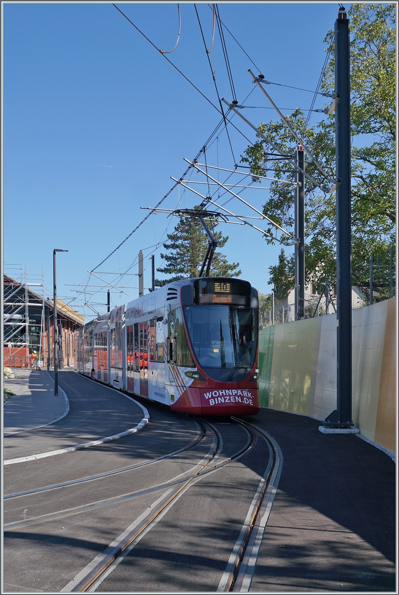 Im scheinbar erst kürzlich umgebaute Bahnhof von Rodersdorf wartet ein BLT Zug der Linie 10 auf die Rückfahrt in Richtung Basel. 
26. Sept. 2023