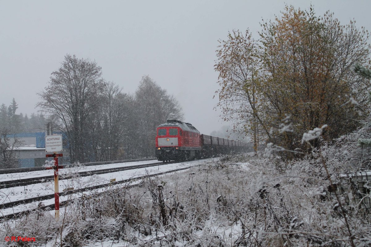 Im Schneegestöber macht sich 232 201-4 in Pechbrunn an die Arbeit um den Schotterzug 62720 nach Nürnberg zu befüllen und zusammen zu rangieren. 11.11.16 Grüße an dieser Stelle auch nochmal an den TF und Wagenmeister/Rangiermeister ;) Sehr freundliches Personal 