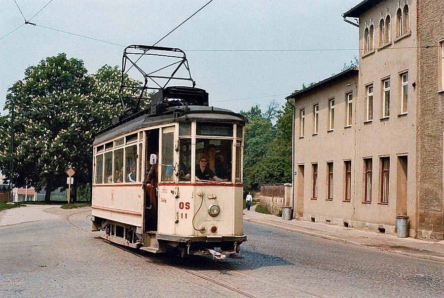 Im Sommer 1979 kommt Tw 11 vom Hauptbahnhof und wird gleich in die Ausweichstelle am Moritzplatz einfahren. (Foto: Bernd D�tsch)